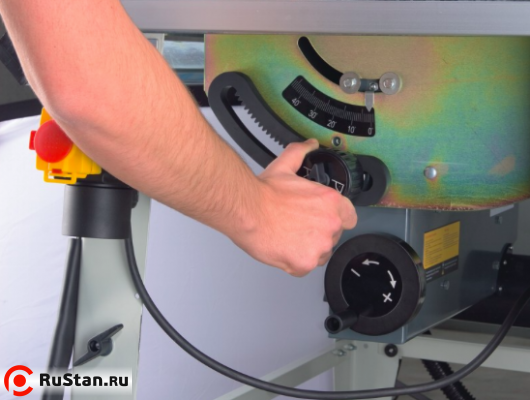 Точное и легкое регулирование высоты и угла наклона пильного агрегата с помощью маховиков фото №5 Holzstar TKS 315 Pro (220 В) фото №5